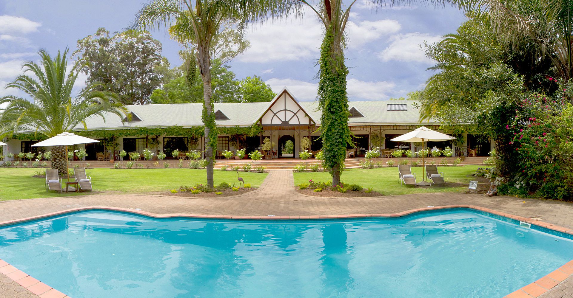 The swimming pool and gardens at Hlangana Lodge